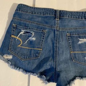 AEO Tomgirl Shortie distressed denim shorts size 8